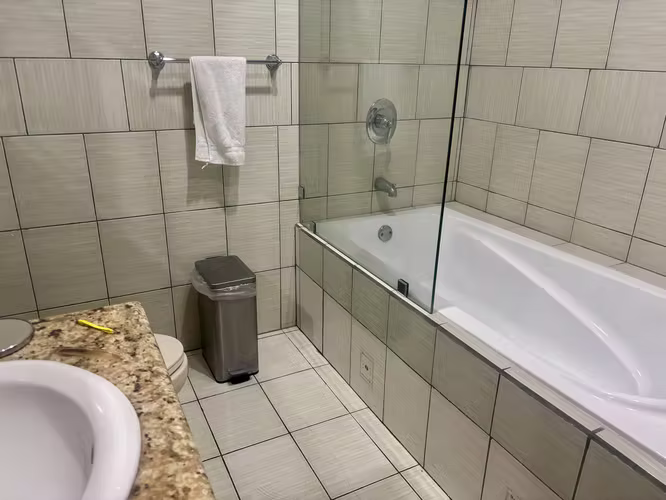 Rebajado. Venta o alquiler de casa con piscina, en residencial exclusivo, en Santa Ana, Piedades.
