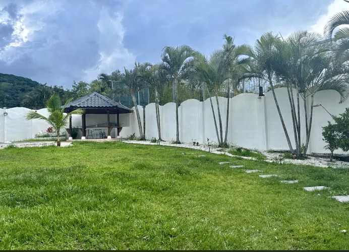 Rebajado. Venta o alquiler de casa con piscina, en residencial exclusivo, en Santa Ana, Piedades.