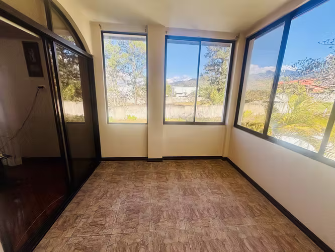 Rebajado. Venta o alquiler de casa con piscina, en residencial exclusivo, en Santa Ana, Piedades.