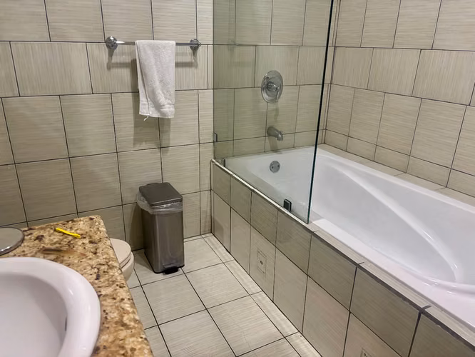 Exclusiva casa esquinera con piscina en residencial de lujo en Piedades, Santa Ana. Precio de oportunidad. - Imagen 12