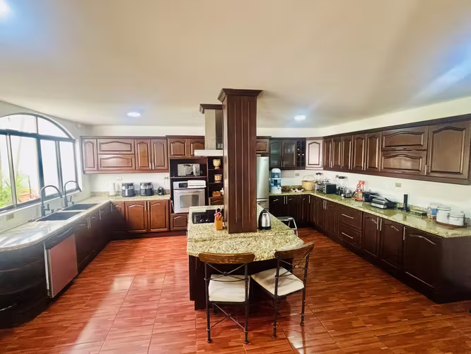 Rebajado. Venta o alquiler de casa con piscina, en residencial exclusivo, en Santa Ana, Piedades.