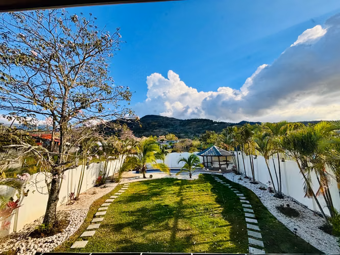 Exclusiva casa esquinera con piscina en residencial de lujo en Piedades, Santa Ana. Precio de oportunidad. - Imagen 2