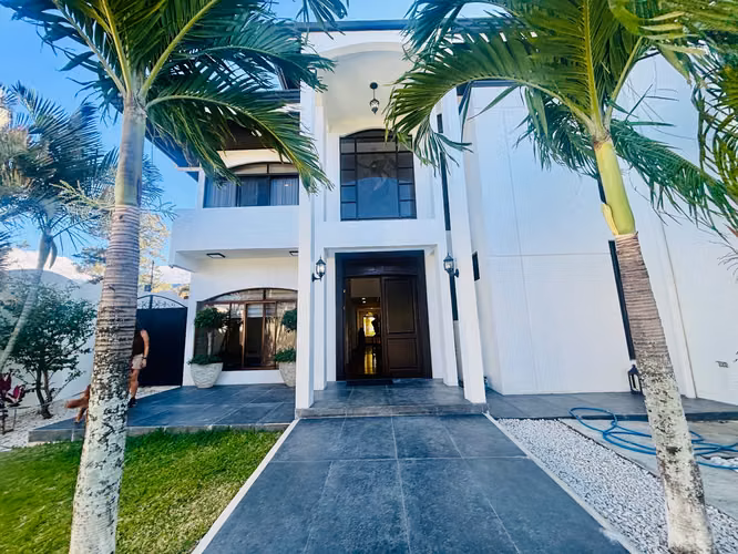 Exclusiva casa esquinera con piscina en residencial de lujo en Piedades, Santa Ana. Precio de oportunidad.