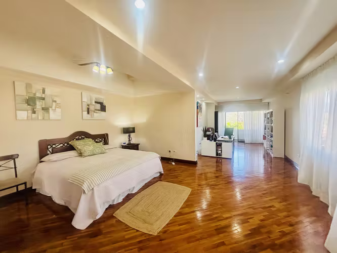 Rebajado. Venta o alquiler de casa con piscina, en residencial exclusivo, en Santa Ana, Piedades.