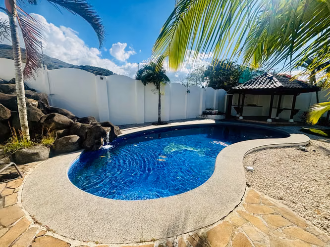 Exclusiva casa esquinera con piscina en residencial de lujo en Piedades, Santa Ana. Precio de oportunidad. - Imagen 3