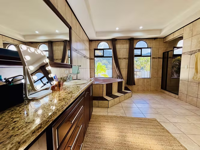 Rebajado. Venta o alquiler de casa con piscina, en residencial exclusivo, en Santa Ana, Piedades.