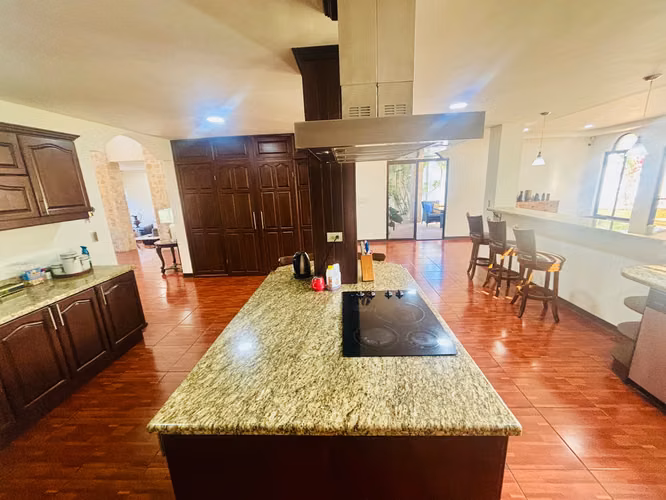 Exclusiva casa esquinera con piscina en residencial de lujo en Piedades, Santa Ana. Precio de oportunidad. - Imagen 5