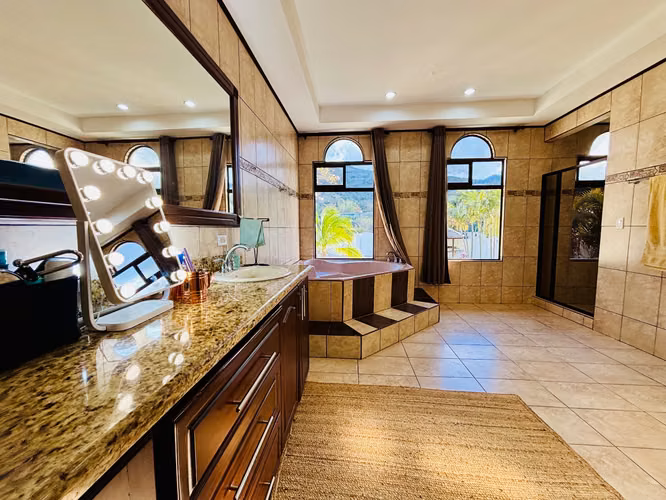 Exclusiva casa esquinera con piscina en residencial de lujo en Piedades, Santa Ana. Precio de oportunidad. - Imagen 17