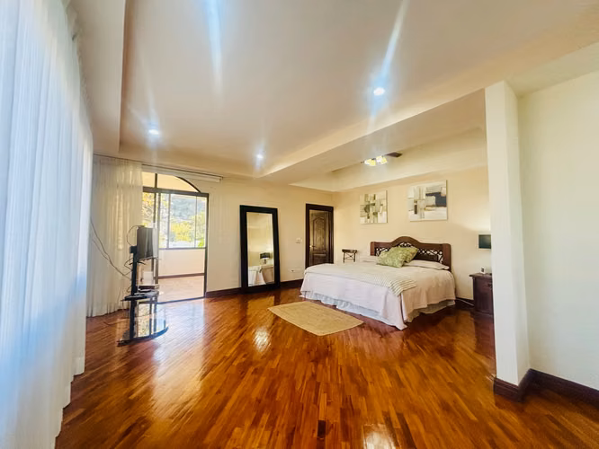 Exclusiva casa esquinera con piscina en residencial de lujo en Piedades, Santa Ana. Precio de oportunidad. - Imagen 16