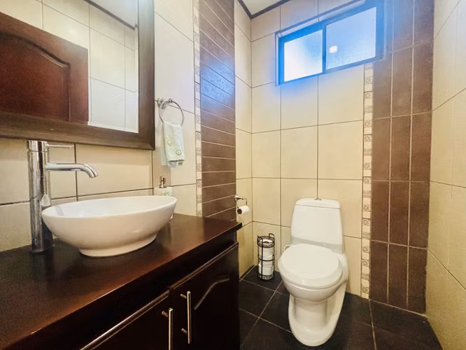 Exclusiva casa esquinera con piscina en residencial de lujo en Piedades, Santa Ana. Precio de oportunidad. - Imagen 10