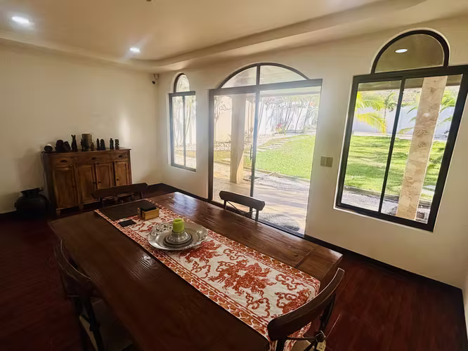 Rebajado. Venta o alquiler de casa con piscina, en residencial exclusivo, en Santa Ana, Piedades.