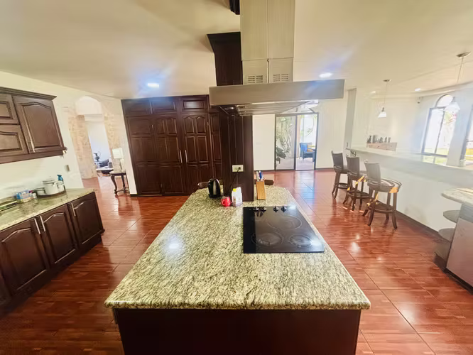 Rebajado. Venta o alquiler de casa con piscina, en residencial exclusivo, en Santa Ana, Piedades.