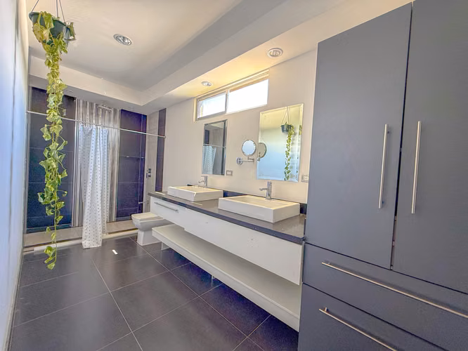 Hermosa Casa de 2 Niveles en Turrucares