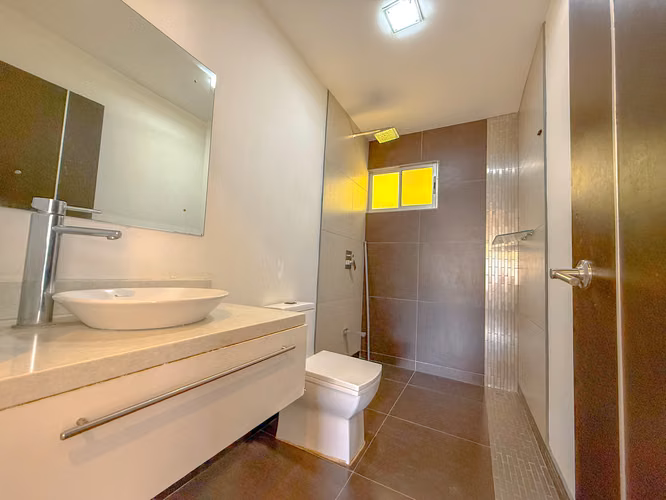 Hermosa Casa de 2 Niveles en Turrucares