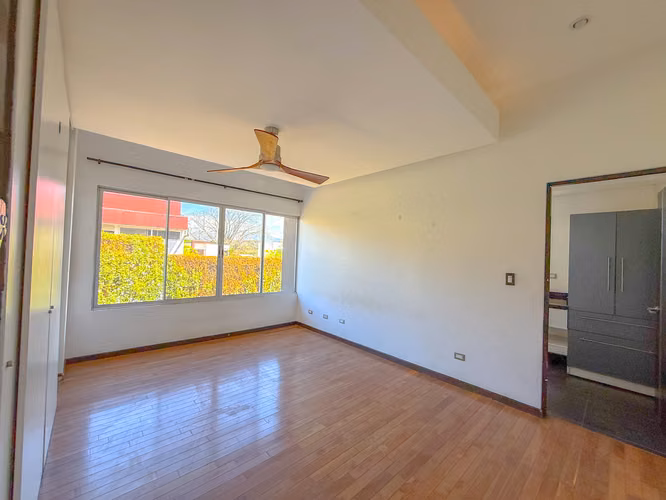 Hermosa Casa de 2 Niveles en Turrucares