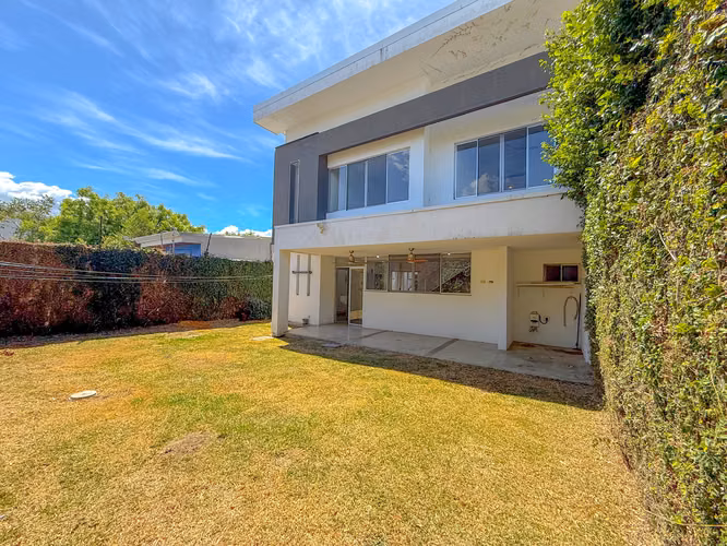 Hermosa Casa de 2 Niveles en Turrucares