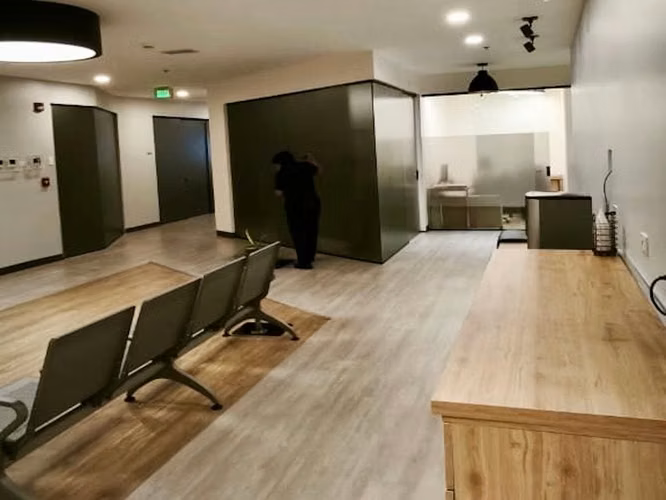 LOCAL U OFICINA AMPLIA EN EXCLUSIVA PLAZA LINDORA