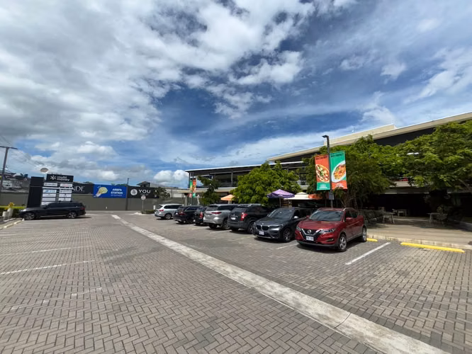 LOCAL U OFICINA AMPLIA EN EXCLUSIVA PLAZA LINDORA