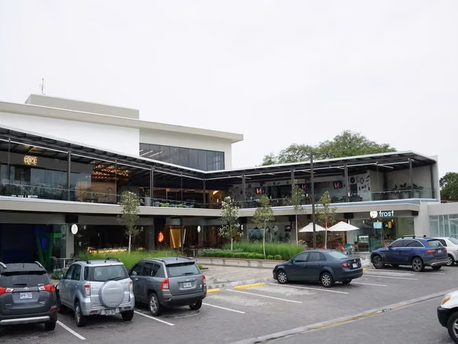 LOCAL U OFICINA AMPLIA EN EXCLUSIVA PLAZA LINDORA