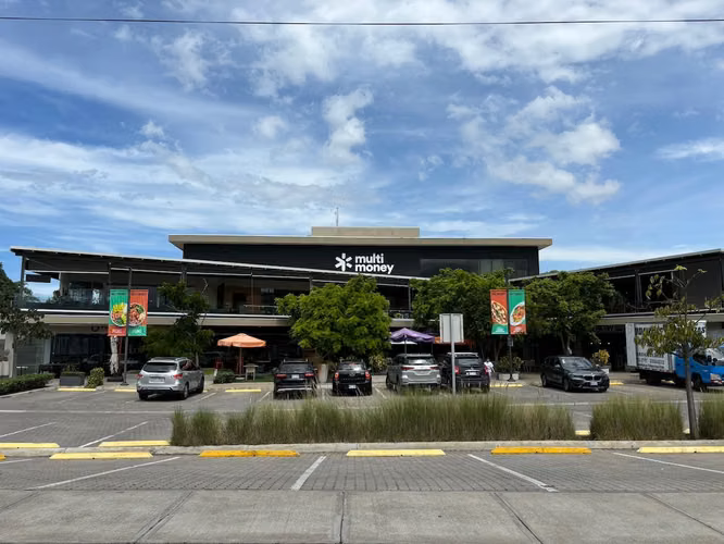 LOCAL U OFICINA AMPLIA EN EXCLUSIVA PLAZA LINDORA