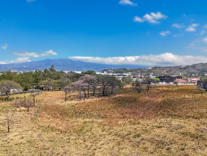 LAND FOR SALE IN AN EXCLUSIVE LOCATION PERFECT FOR DEVELOPMENT - LINDORA