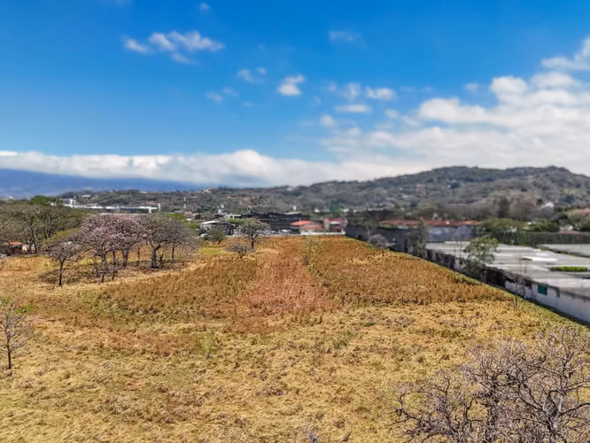 VENTA DE LOTE CON UBICACIÓN EXCLUSIVA EN LINDORA PERFECTO PARA DESARROLLO - Imagen 6