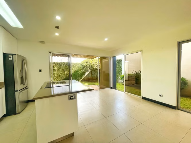 Hermosa casa en venta en Rio Oro Santa Ana, en Condominio! P488