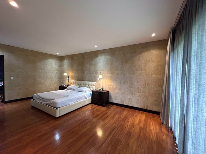 VENTA DE CASA EN SANTA ANA CON JARDINES Y ESPACIOS AMPLIOS
