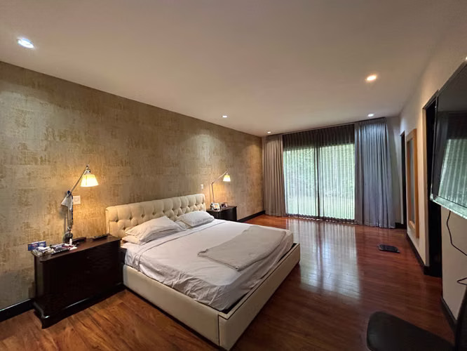 VENTA DE CASA EN SANTA ANA CON JARDINES Y ESPACIOS AMPLIOS