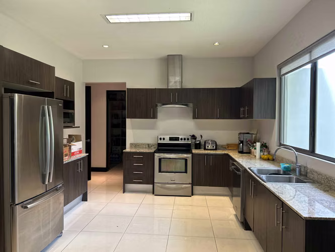 VENTA DE CASA EN SANTA ANA CON JARDINES Y ESPACIOS AMPLIOS