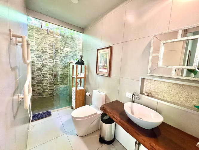 FRENTE A LA PLAYA: Casa de 2 cuartos + casa de huéspedes, Cocles