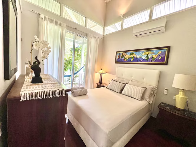 FRENTE A LA PLAYA: Casa de 2 cuartos + casa de huéspedes, Cocles