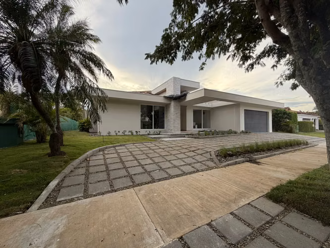 One-level luxury house in Lindora, 124; 4 rooms, 124