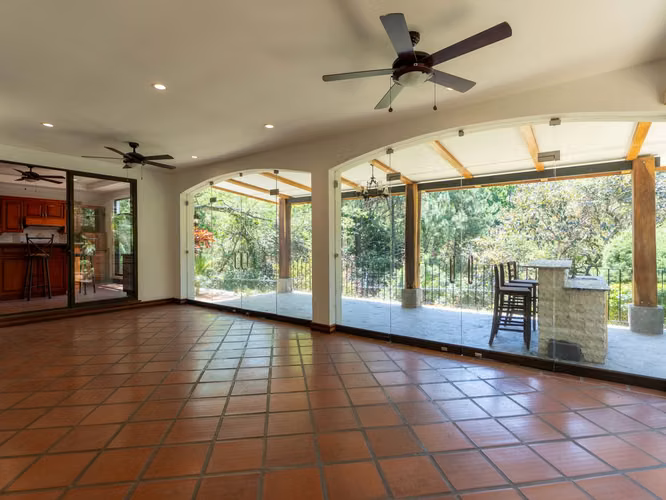 VENTA DE CASA EN CONDOMINIO EN GUACHIPELÍN DE POCAS CASAS