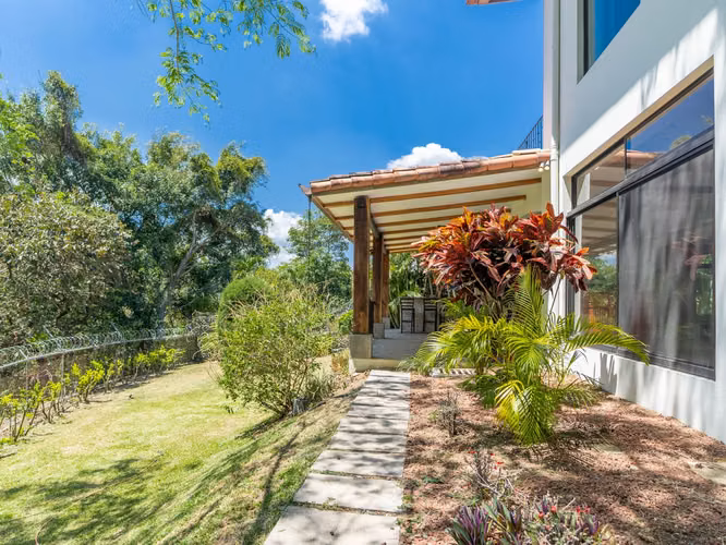 VENTA DE CASA EN CONDOMINIO EN GUACHIPELÍN DE POCAS CASAS