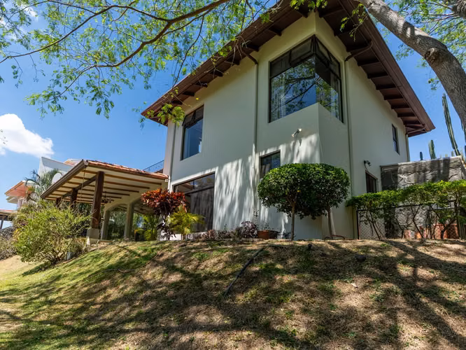 VENTA DE CASA EN CONDOMINIO EN GUACHIPELÍN DE POCAS CASAS