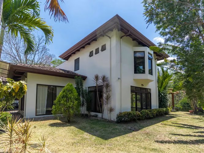 VENTA DE CASA EN CONDOMINIO EN GUACHIPELÍN DE POCAS CASAS