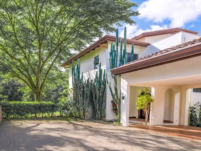 VENTA DE CASA EN CONDOMINIO EN GUACHIPELÍN DE POCAS CASAS