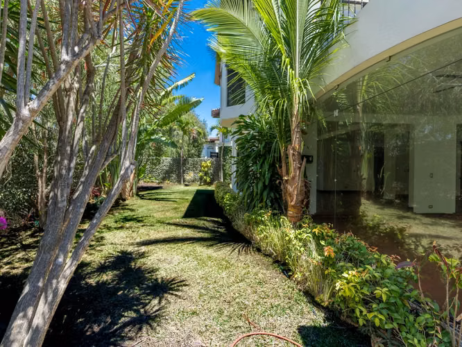 VENTA DE CASA EN CONDOMINIO EN GUACHIPELÍN DE POCAS CASAS