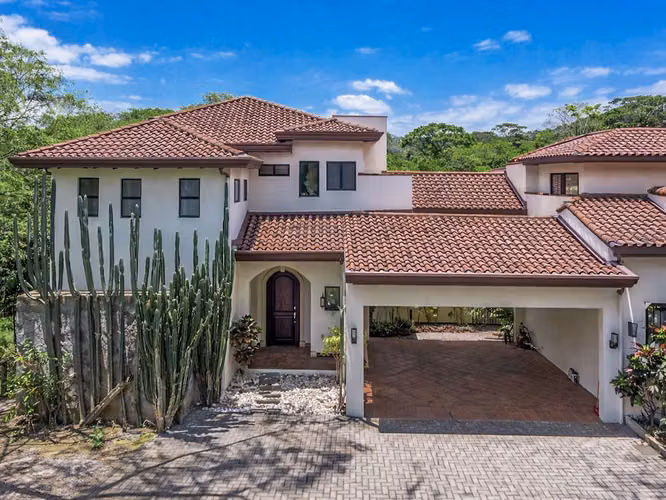 VENTA DE CASA EN CONDOMINIO EN GUACHIPELÍN DE POCAS CASAS