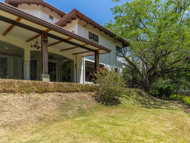 VENTA DE CASA EN CONDOMINIO EN GUACHIPELÍN DE POCAS CASAS