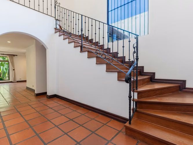 VENTA DE CASA EN CONDOMINIO EN GUACHIPELÍN DE POCAS CASAS