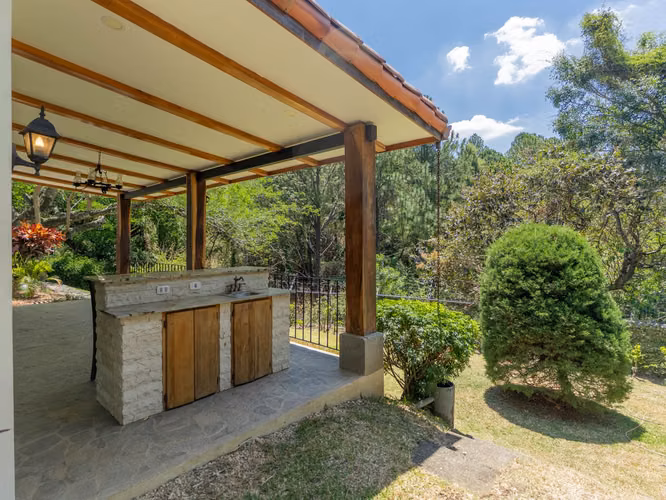 VENTA DE CASA EN CONDOMINIO EN GUACHIPELÍN DE POCAS CASAS