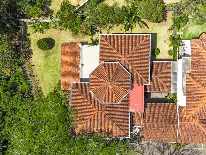 VENTA DE CASA EN CONDOMINIO EN GUACHIPELÍN DE POCAS CASAS