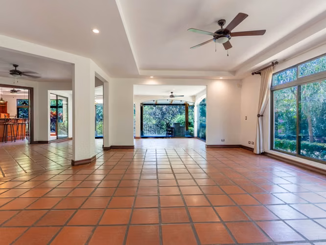 VENTA DE CASA EN CONDOMINIO EN GUACHIPELÍN DE POCAS CASAS