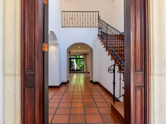 VENTA DE CASA EN CONDOMINIO EN GUACHIPELÍN DE POCAS CASAS