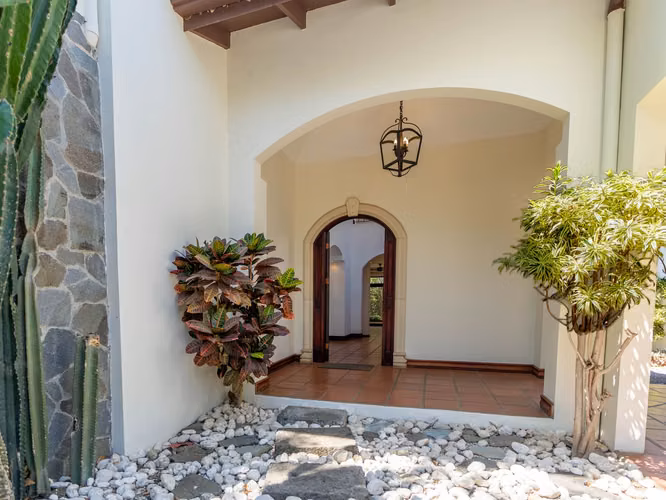 VENTA DE CASA EN CONDOMINIO EN GUACHIPELÍN DE POCAS CASAS