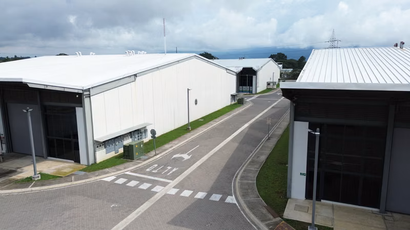 Bodegas de 936 m en complejo Industrial Ciruelas - Imagen 2