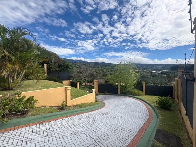 SE VENDE CASA INDEPENDIENTE, BIRRI DE SANTA BARBARA DE HEREDIA