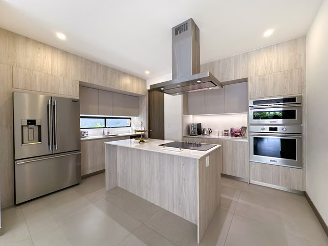 Venta de moderna y amplia casa ubicada en Santa Ana